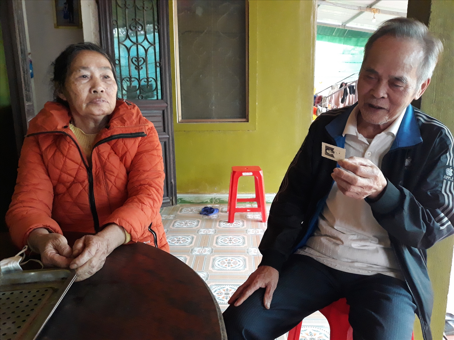 Bà Nguyễn Thị Dậu cùng người bạn đời ở làng Tân Mỹ, xã Vĩnh Giang