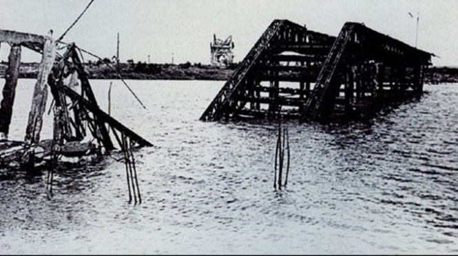 Máy bay Mỹ đánh sập cầu Hiền Lương năm 1967