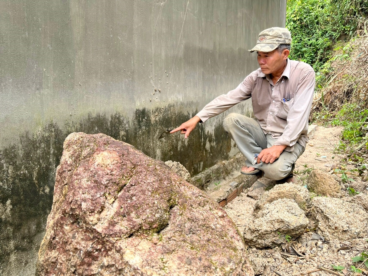 Một tảng đá lớn lăn xuống sát vách nhà dân
