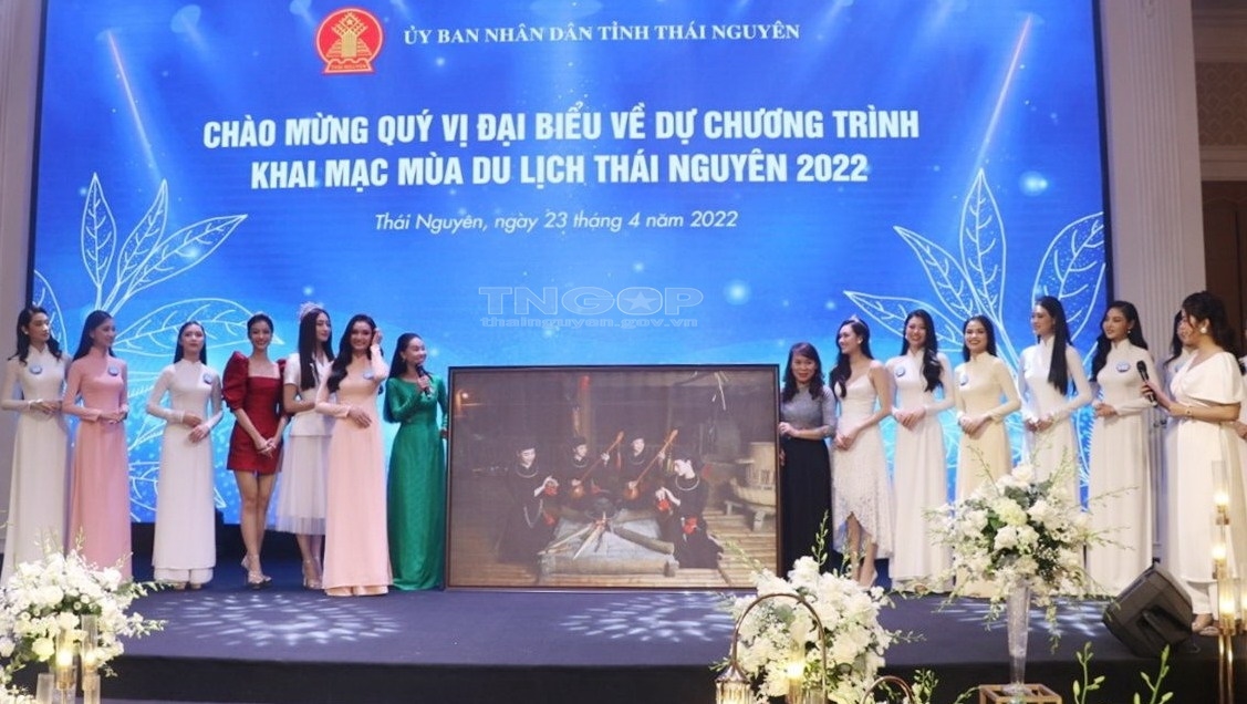 Ban Tổ chức Miss World VietNam 2022 tặng bức ảnh lưu niệm cho Sở Văn hóa, Thể thao và Du lịch tỉnh Thái Nguyên tại Khu bảo tồn Làng nhà sàn dân tộc sinh thái Thái Hải, TP. Thái Nguyên