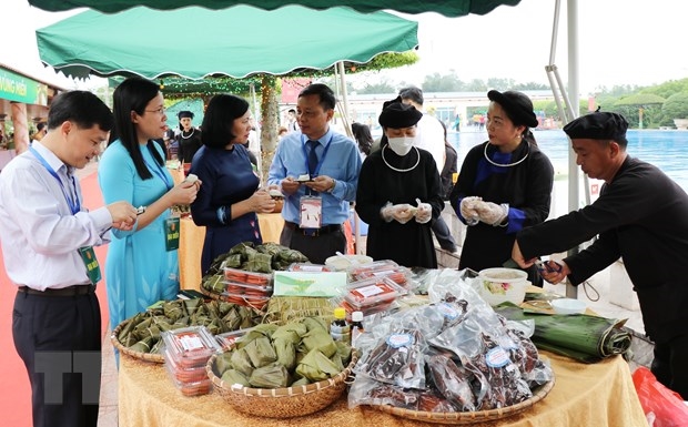 Các nghệ nhân huyện Phú Lương (Thái Nguyên) giới thiệu sản vật đặc trưng của địa phương phục vụ khách du lịch. (Ảnh: TTXVN)