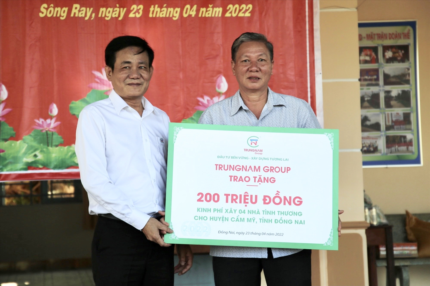 Ông Nguyễn Ngọc Thảo, Phó Tổng Giám đốc Trungnam Group trao tặng biểu trưng số tiền 200 triệu đồng để xây tặng 4 căn nhà tình thương tại huyện Cẩm Mỹ