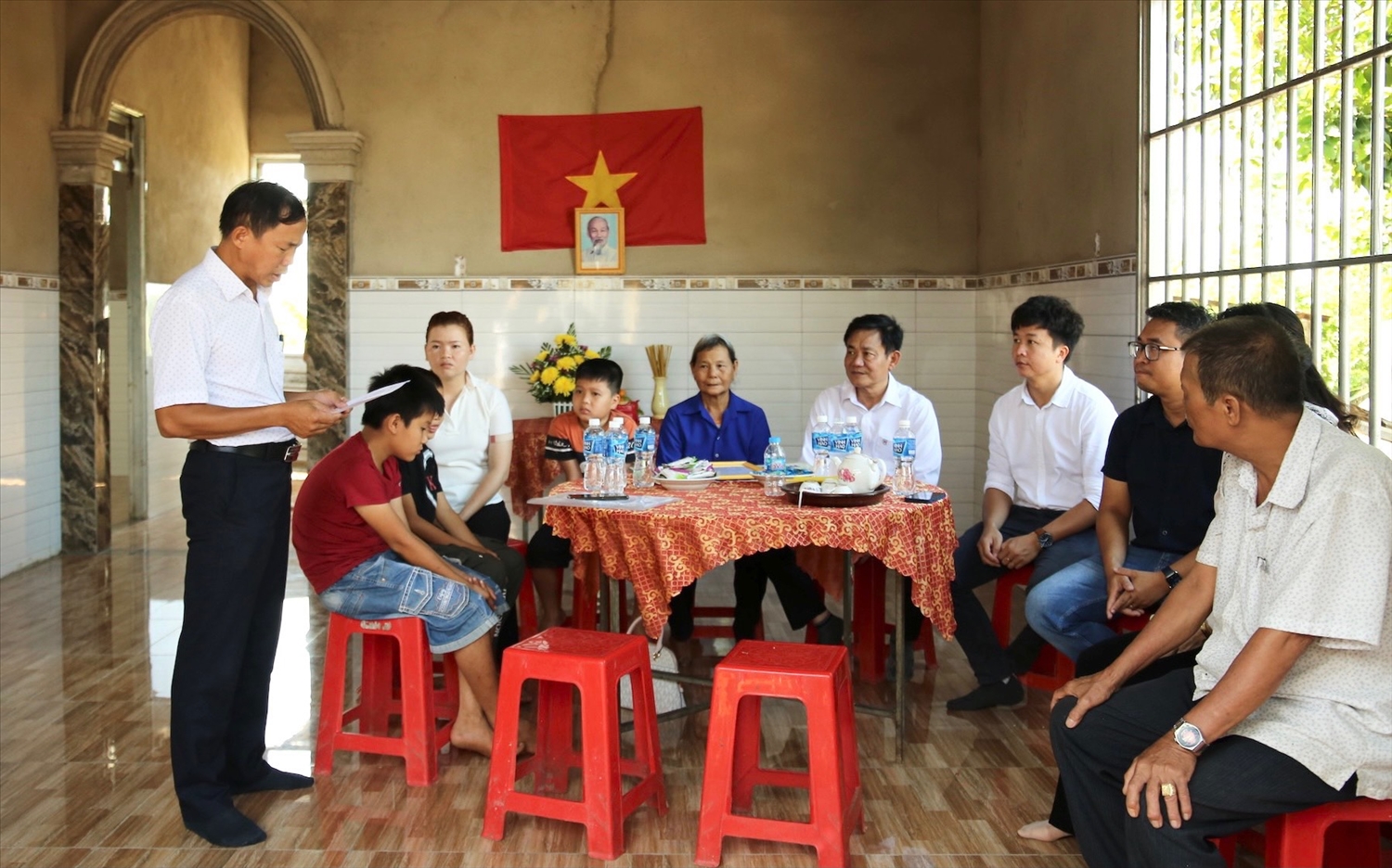 Đại diện Trungnam Group trao nhà tình thương cho hộ gia đình bà Hoàng Thị Tộ, đồng bào dân tộc Nùng, tại xã Sông Ray, Huyện Cẩm Mỹ