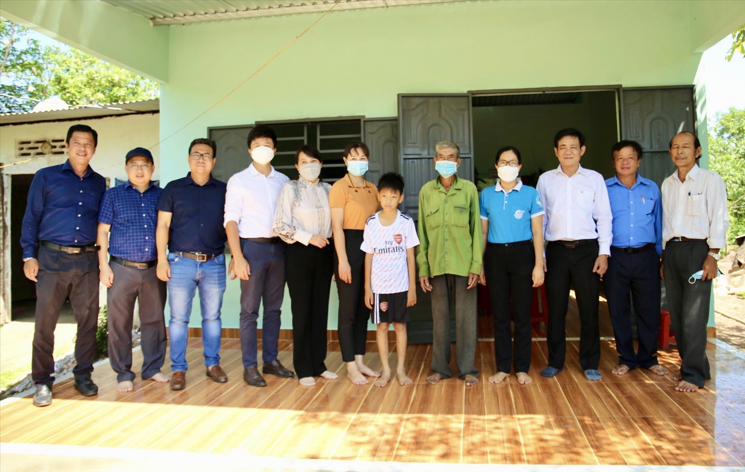 Đại diện Trungnam Group trao nhà tình thương cho hộ gia đình bà Thòng Xám Múi, dân tộc Hoa, tại xã Xuân Tây, Huyện Cẩm Mỹ