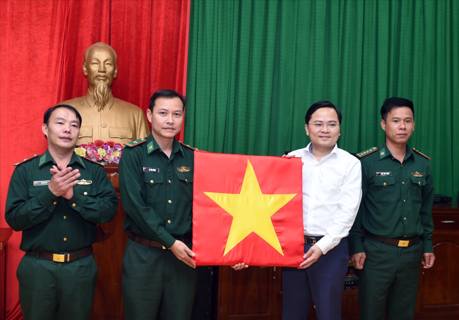 Bí thư thứ Nhất Trung ương Đoàn Nguyễn Anh Tuấn tặng cờ Tổ quốc tới Đồn Biên phòng Xín Cái