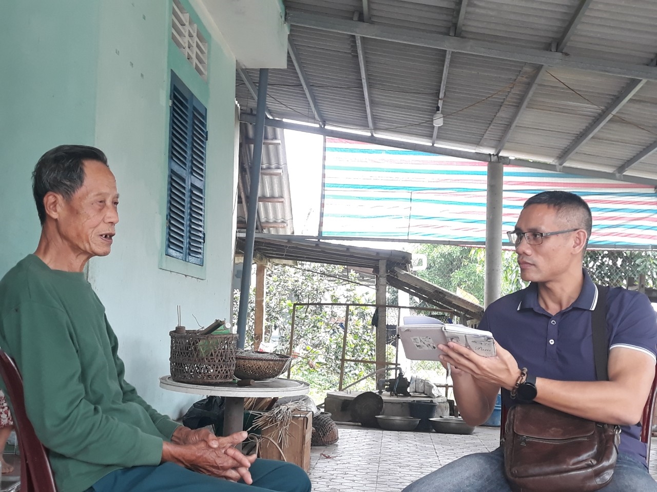Cựu chiến binh Lê Đa Kiểu ở làng Linh Hải, xã Vĩnh Thủy (Vĩnh Linh) kể lại những ngày tháng khốc liệt bên bờ vĩ tuyến 17