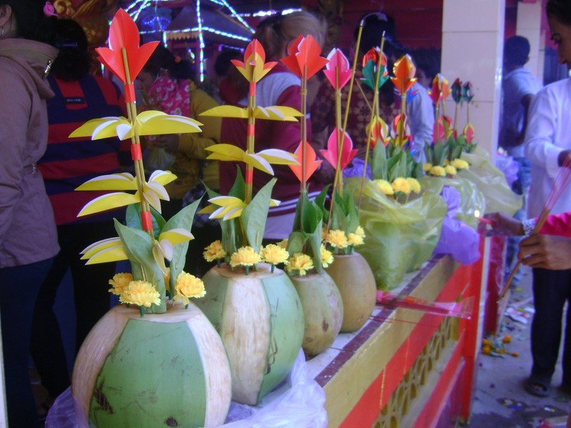 Lễ hội Thac Kôn có tục lệ cúng những bình bông làm từ trái dừa. Ảnh: TL