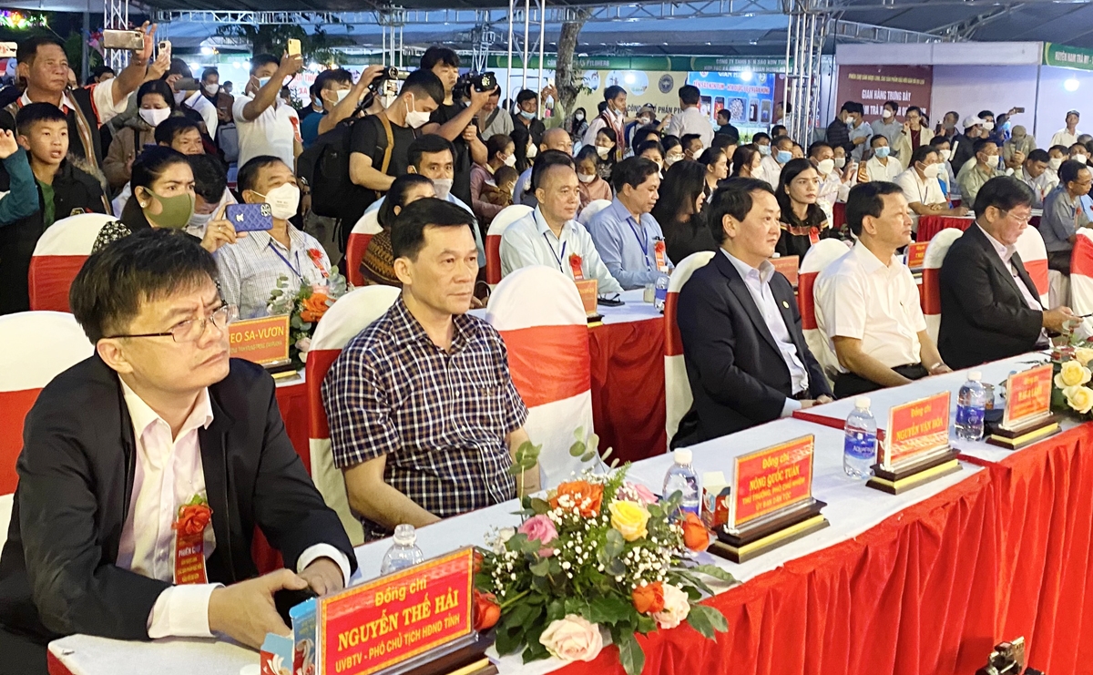 Các đại biểu tham dự khai mạc Phiên chợ