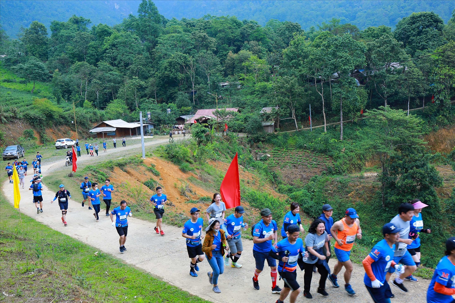 Các vận động viên xuất phát từ bản Sin Suối Hồ và về đích tại bản Sàng Ma Sáo, huyện Bát Xát, tỉnh Lào Cai. 