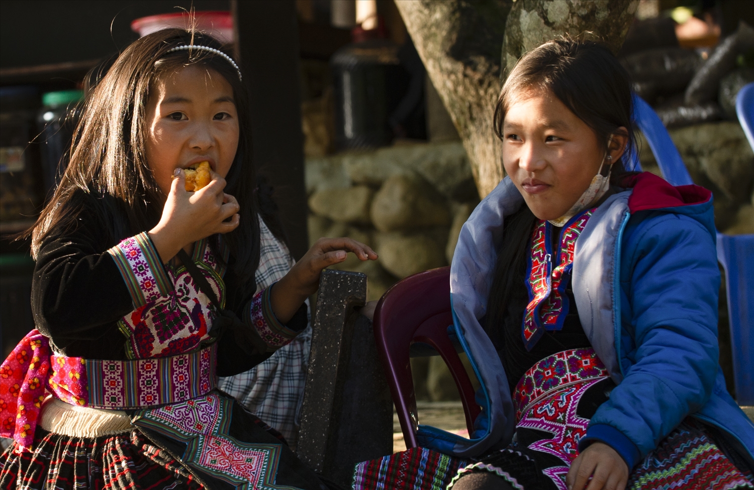 Hình ảnh đặc trưng các em gái Mông vùng cao tại chợ phiên Sin Suối Hồ.