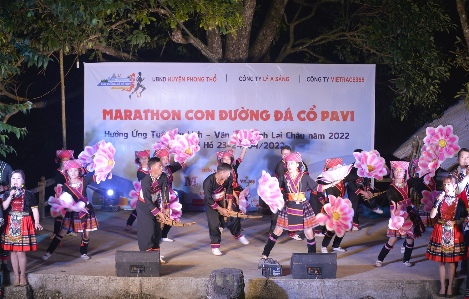 Chương trình văn nghệ khai mạc Giải chạy Marathon con đường đá cổ Pavi được tổ chức tại sân khấu chợ phiên Sin Suối Hồ.