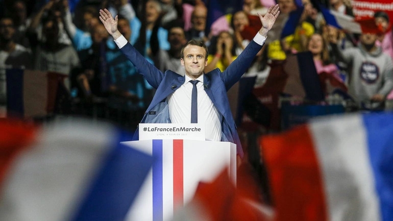 Ông Macron mừng thắng cử. Ảnh: Reuters