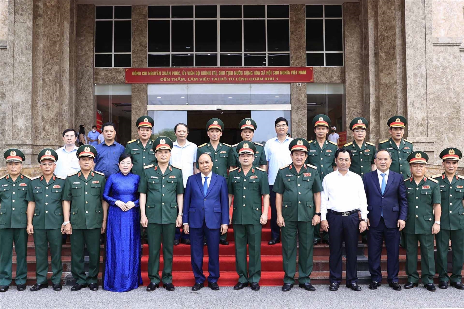 Chủ tịch nước Nguyễn Xuân Phúc chụp ảnh chung với lãnh đạo Bộ Tư lệnh Quân khu 1 và các đại biểu tham dự buổi làm việc. (Ảnh: TTXVN) 