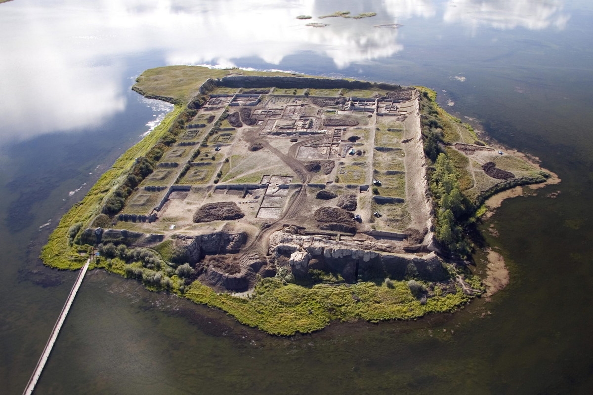 Pháo đài nghìn tuổi nổi lên giữa hồ nước ở Siberia 1