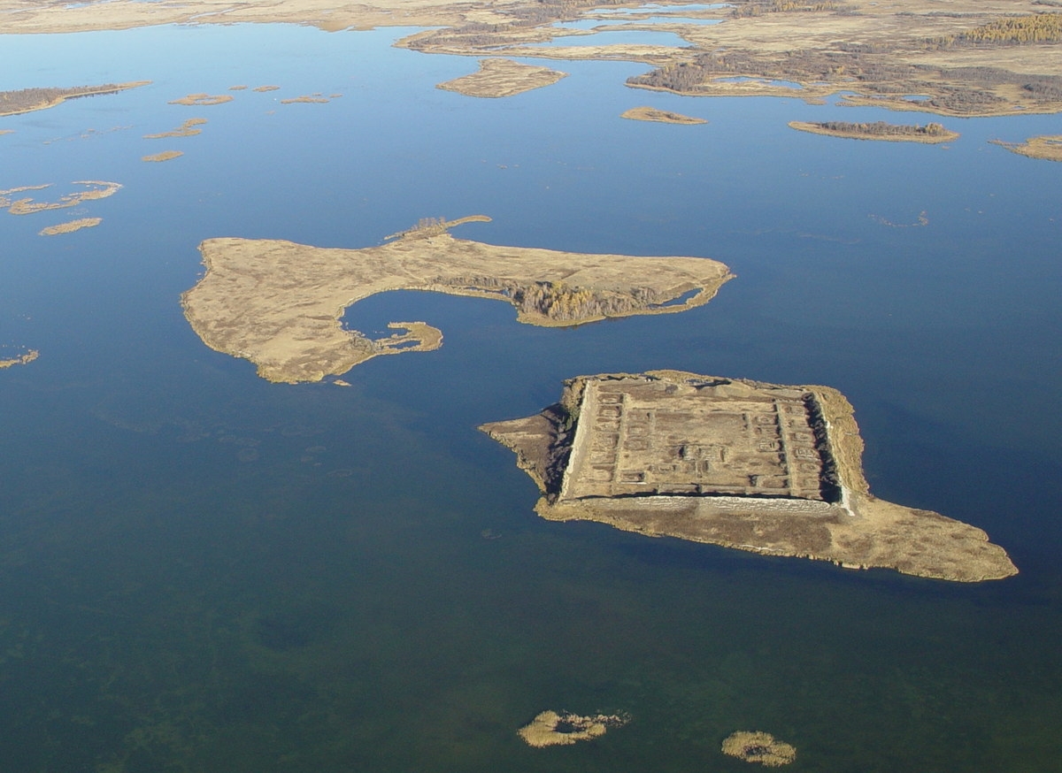 Pháo đài nghìn tuổi nổi lên giữa hồ nước ở Siberia 2
