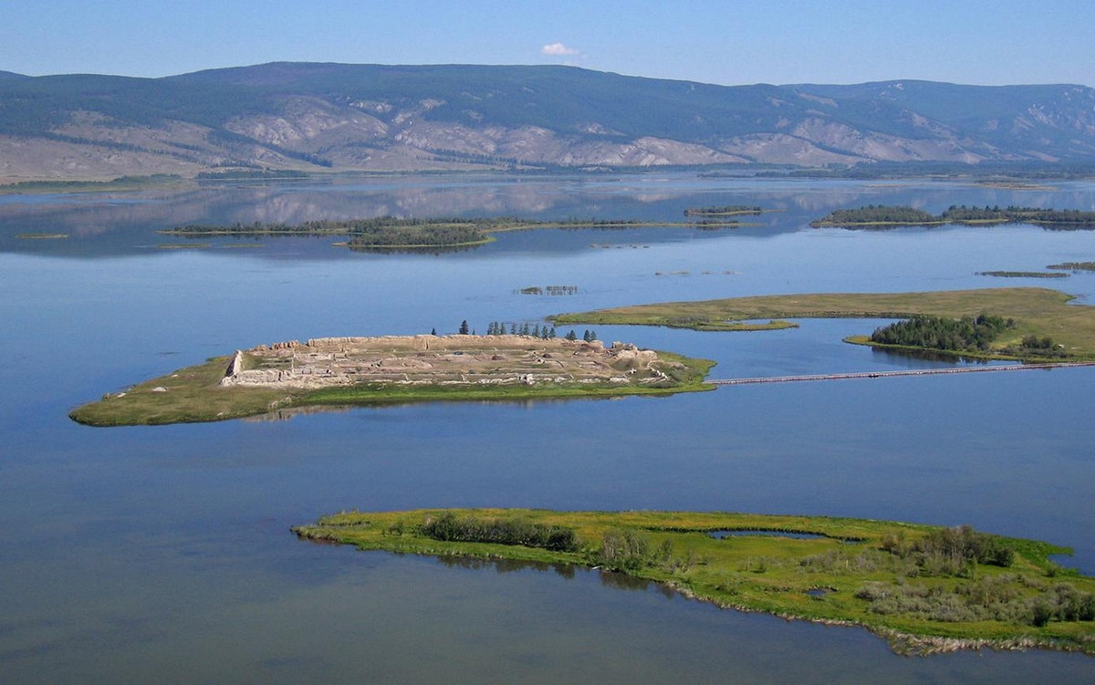 Pháo đài nghìn tuổi nổi lên giữa hồ nước ở Siberia 3