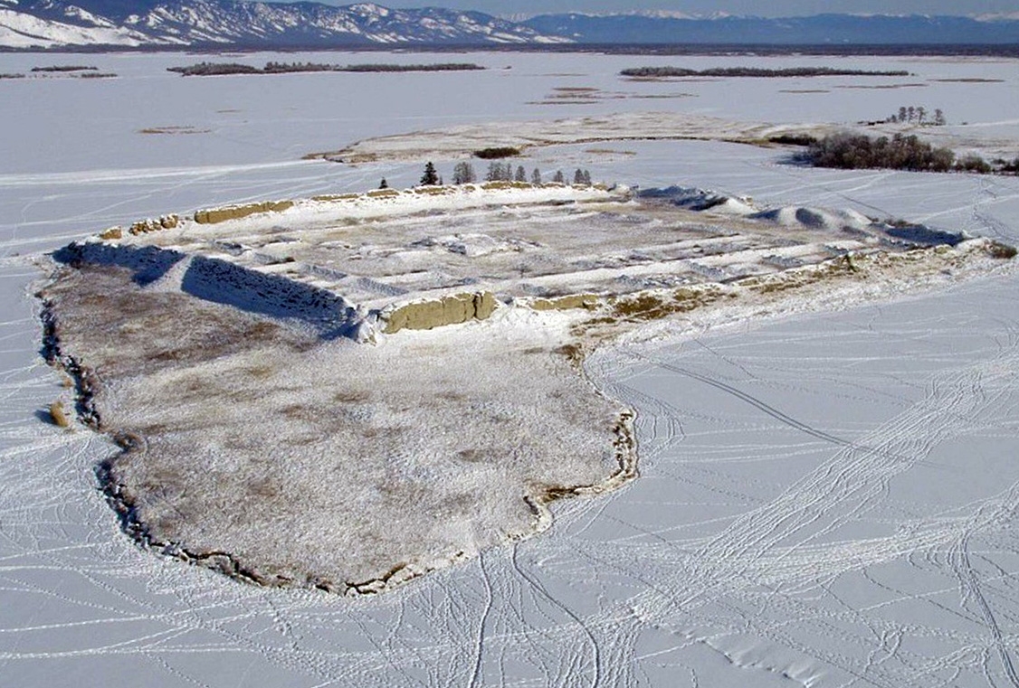 Pháo đài nghìn tuổi nổi lên giữa hồ nước ở Siberia 5