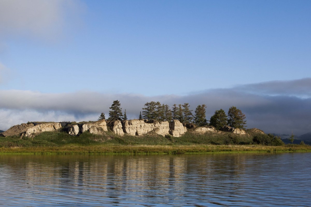 Pháo đài nghìn tuổi nổi lên giữa hồ nước ở Siberia 9