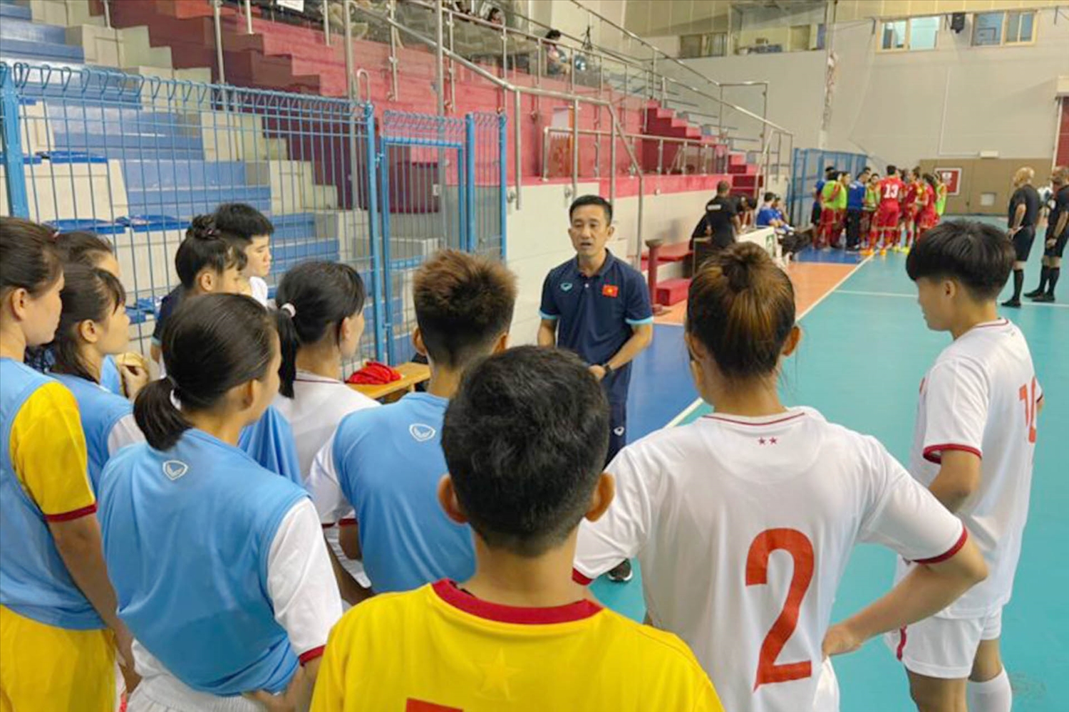Huấn luyện viên Trương Quốc Tuấn dặn dò các học trò lúc nghỉ giữa hiệp. (Ảnh: VFF)