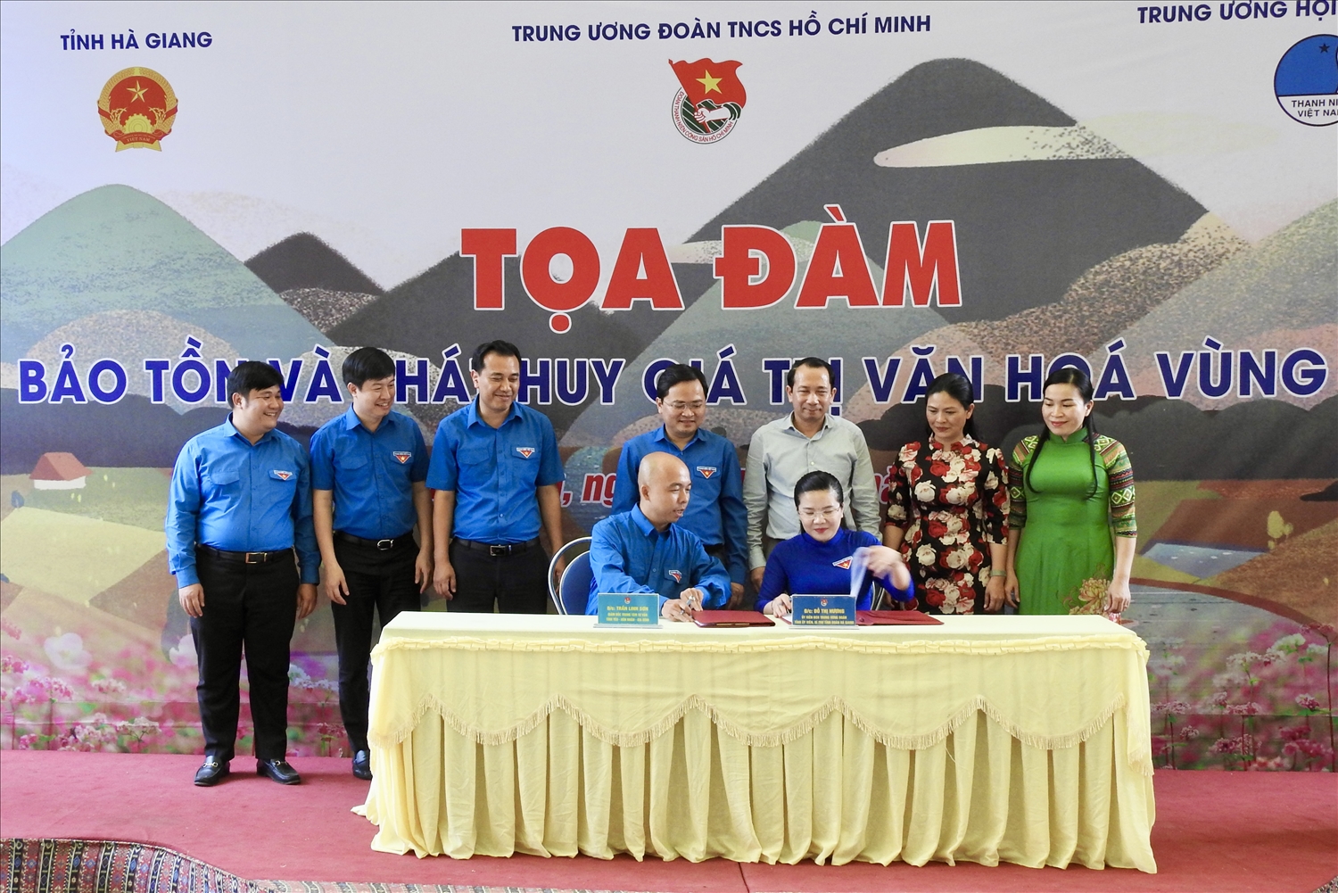 Tại buổi Tọa đàm, Đoàn TNCS Hồ Chí Minh tỉnh Hà Giang đã ký biên bản phối hợp công tác với Trung tâm Tư vấn Tình yêu - Hôn nhân - Gia đình (trực thuộc Trung ương Hội LHTN Việt Nam) giai đoạn 2022 - 2024