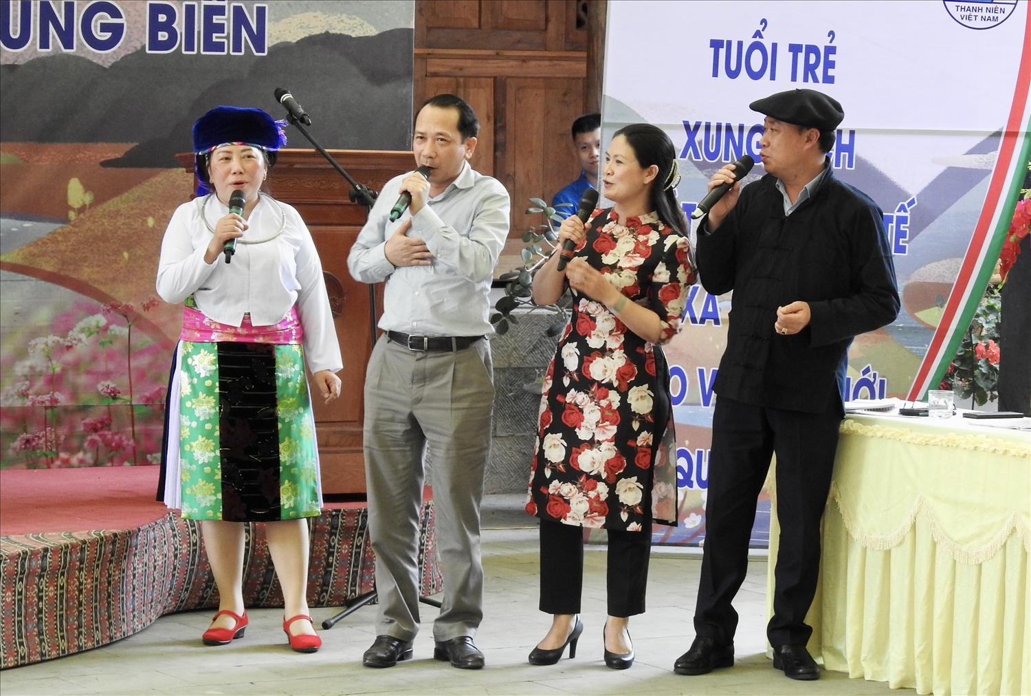Ông Trần Đức Quý, Phó Chủ tịch UBND tỉnh Hà Giang (thứ 2 bên trái sang) cùng đại diện Lãnh đạo Huyện ủy Mèo Vạc hát giao lưu tại buổi Tọa đàm