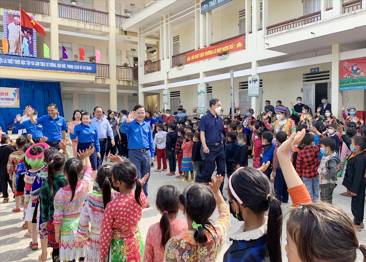 Bí thư thứ Nhất Trung ương Đoàn Nguyễn Anh Tuấn dẫn đầu Đoàn công tác tới thăm Trường PTDTBT TH Cán Chu Phìn