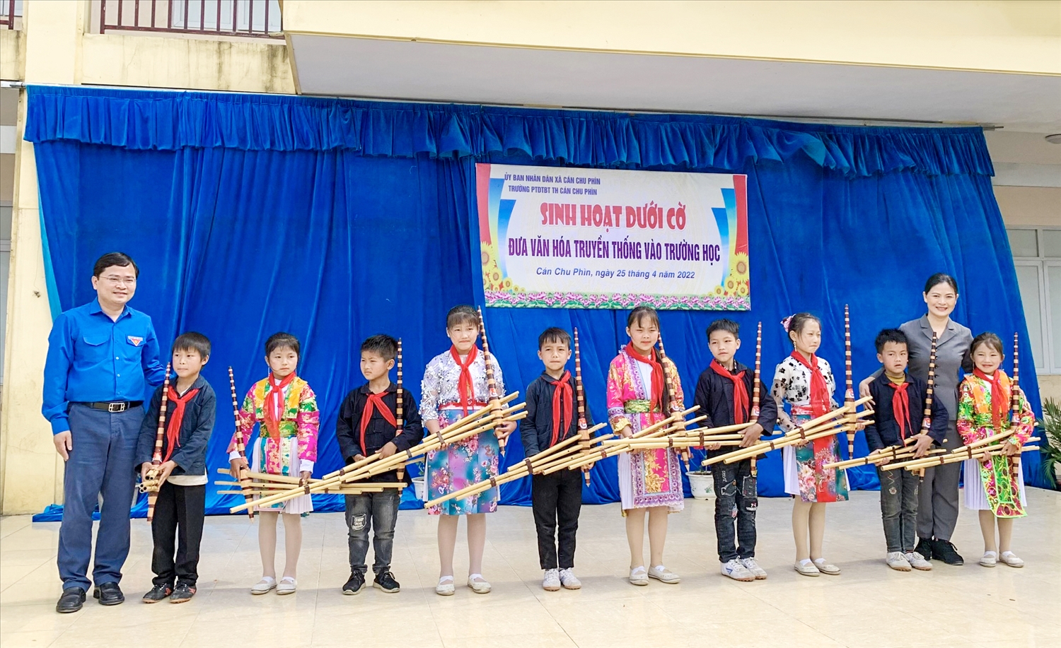 Bí thư thứ Nhất Trung ương Đoàn Nguyễn Anh Tuấn tặng khèn Mông cho Câu lạc bộ khèn Mông của trường