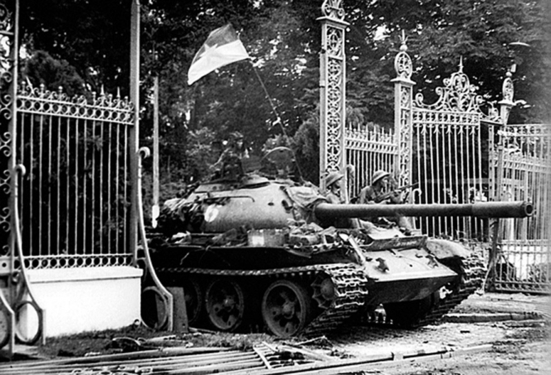Xe tăng Quân Giải phóng tiến vào Dinh Độc Lập ngày 30/4/1975. Ảnh: Tư liệu