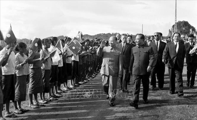 Hoàng thân Souphanouvong, Chủ tịch Hội đồng Nhân dân Tối cao Lào đón Chủ tịch Quốc hội Trường Chinh và đoàn đại biểu Việt Nam tới Viengxay dự Lễ kỷ niệm Ngày tuyên bố độc lập của Lào (11/10/1975). Ảnh: TTXVN