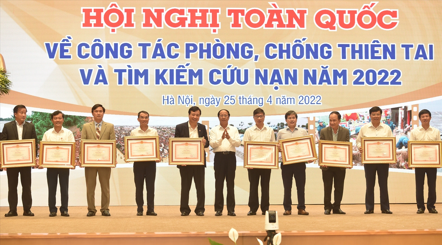 Phó Thủ tướng Lê Văn Thành trao Bằng khen của Thủ tướng Chính phủ cho các cá nhân có thành tích xuất sắc - Ảnh: VGP/Đức Tuân