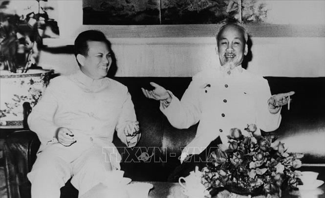 Chủ tịch Hồ Chí Minh nói chuyện thân mật với đồng chí Kaysone Phomvihane, Trưởng đoàn đại biểu Đảng và Mặt trận Lào yêu nước sang thăm hữu nghị Việt Nam (1966). Ảnh: Tư liệu TTXVN