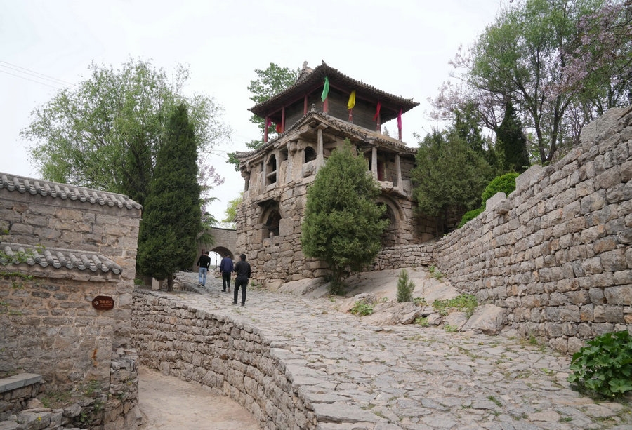 Khách du lịch đến thăm làng Yujia Shitou, quận Jingxing vào đầu tháng 4 vừa qua