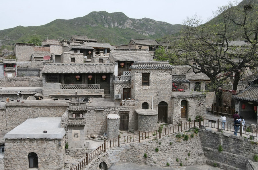 Du khách đến thăm làng Daliangjiang