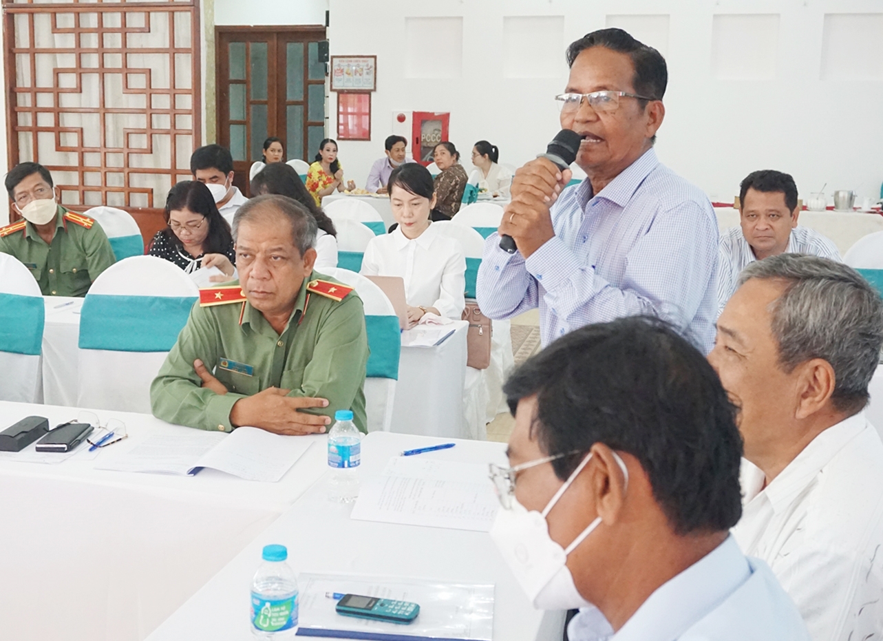 Ông Thạch Cưng, Người có uy tín trong đồng bào Khmer phát biểu tại Hội thảo