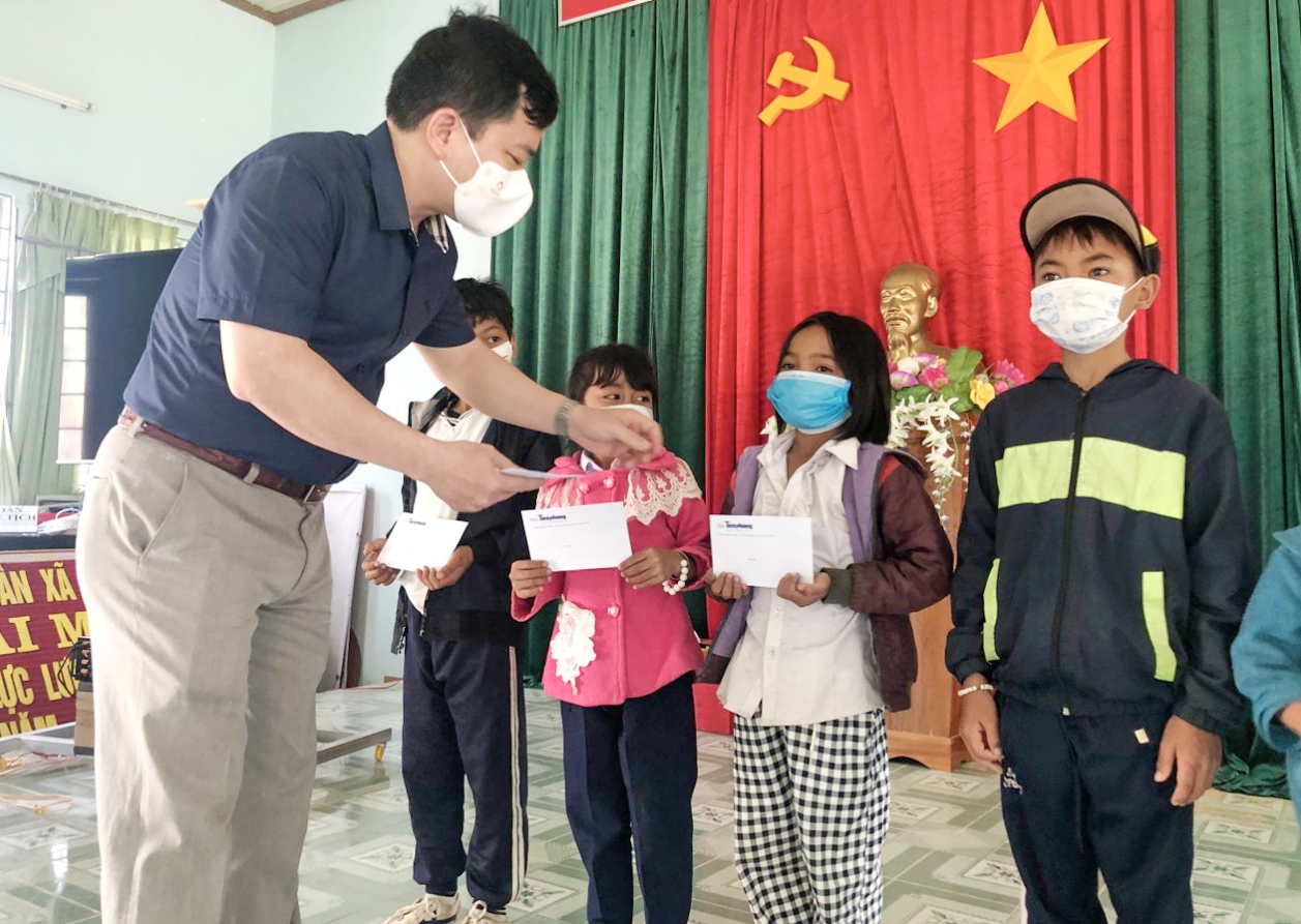 Ông Trần Tuấn Anh - Phó Vụ trưởng Vụ Tuyên truyền (Uỷ ban Dân tộc) trao quà cho học sinh tại xã Đắk Nhong, huyện Đăk Glei, tỉnh Kon Tum 