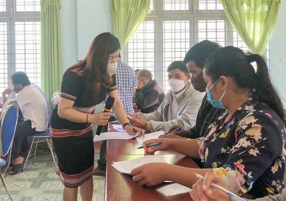 Đoàn công tác hướng dẫn bà con xã Đắk Nhoong điền thông tin vào phiếu điều tra