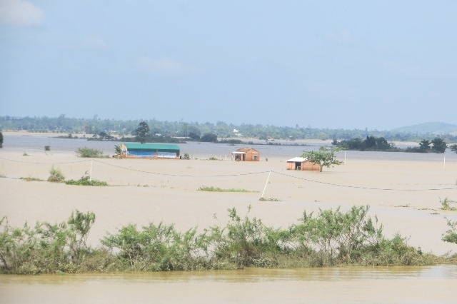 Nhiều diện tích nuôi thủy sản ở Lệ Thủy (Quảng Bình) và Hải Lăng (Quảng Trị) đã bị nhấn chìm, gây thiệt hại nặng cho người nuôi   