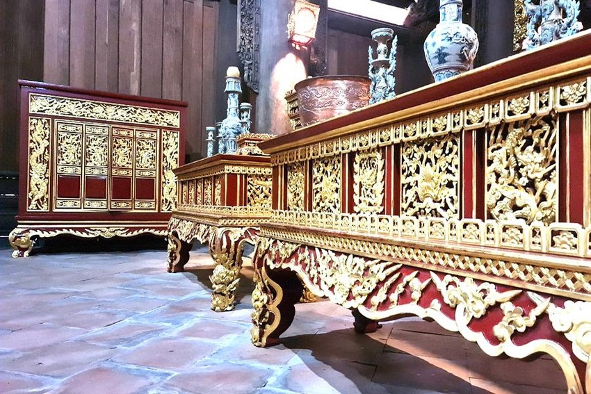Từ các vật dụng đến linh vật đều được phủ vàng lên bề mặt tạo nên một công trình độc đáo nhất ở xứ Thanh