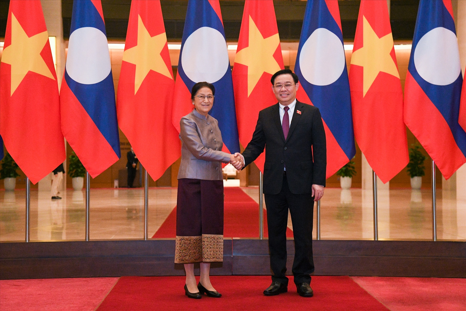 Chủ tịch Quốc hội Vương Đình Huệ và Phó Chủ tịch nước Cộng hòa Dân chủ Nhân dân Lào Pany Yathotou