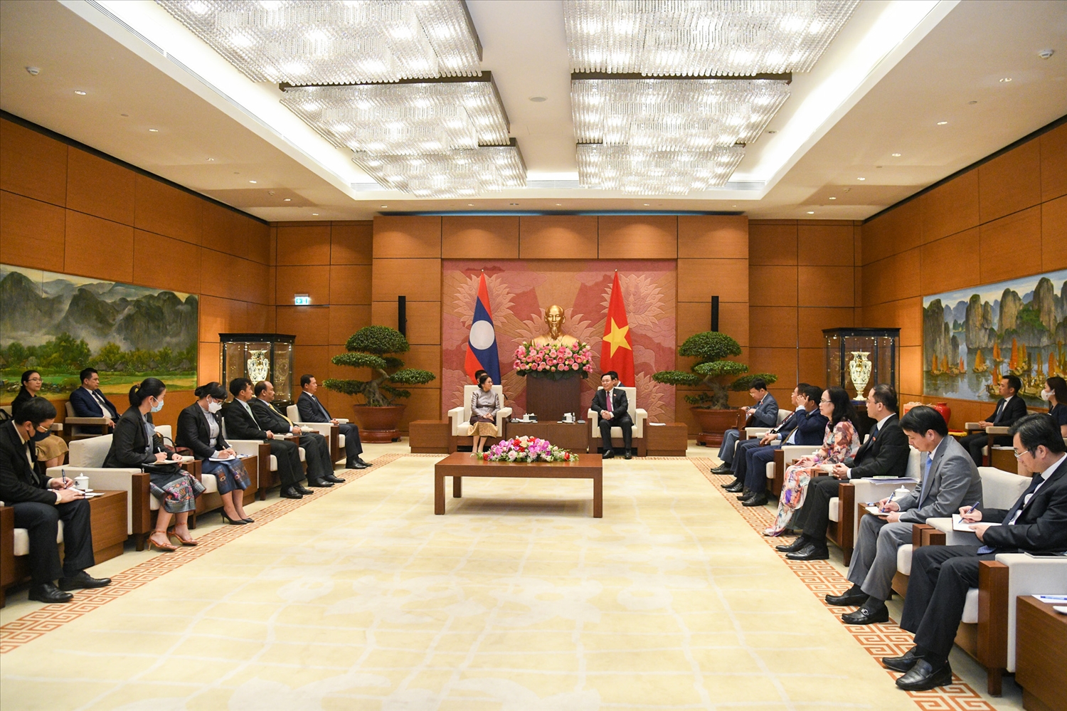 Toàn cảnh cuộc đón tiếp của Chủ tịch Quốc hội Vương Đình Huệ với Phó Chủ tịch nước Cộng hòa Dân chủ Nhân dân Lào Pany Yathotou