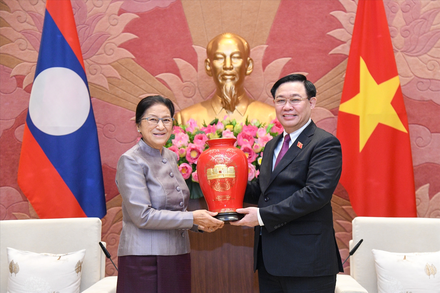 Chủ tịch Quốc hội Vương Đình Huệ tặng quà cho Phó Chủ tịch nước Cộng hòa Dân chủ Nhân dân Lào Pany Yathotou.
