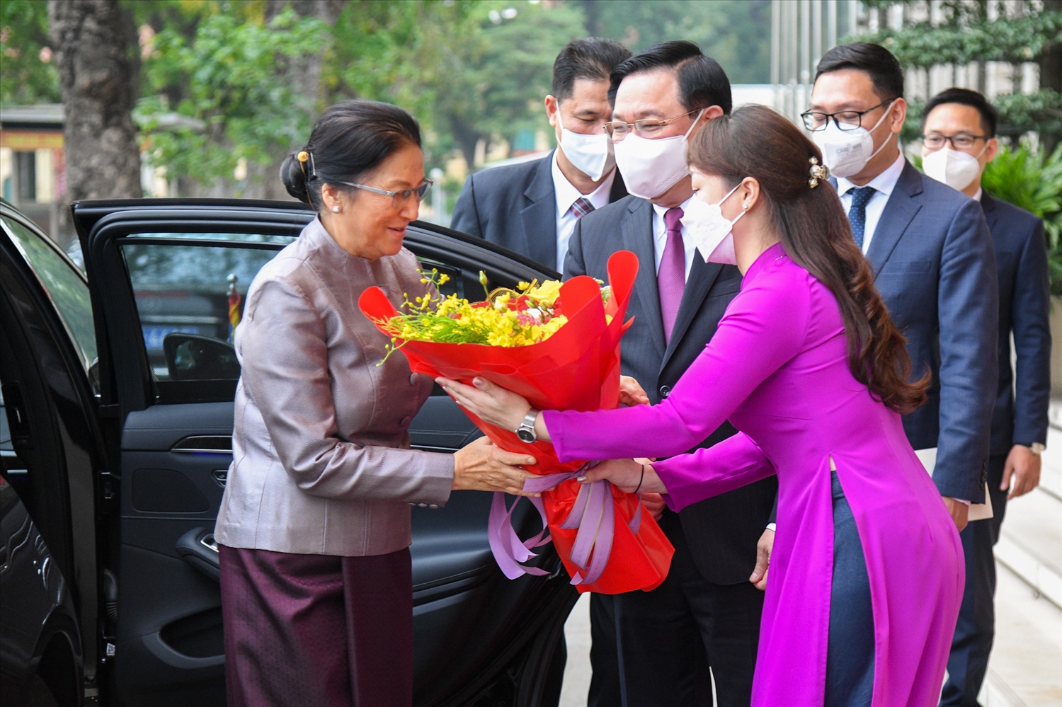 Chủ tịch Quốc hội Vương Đình Huệ và Đoàn Đại biểu cấp cao Quốc hội Việt Nam chào đón Ủy viên Bộ Chính trị Đảng Nhân dân Cách mạng Lào, Phó Chủ tịch nước Cộng hòa Dân chủ Nhân dân Lào Pany Yathotou sang thăm chính thức Việt Nam