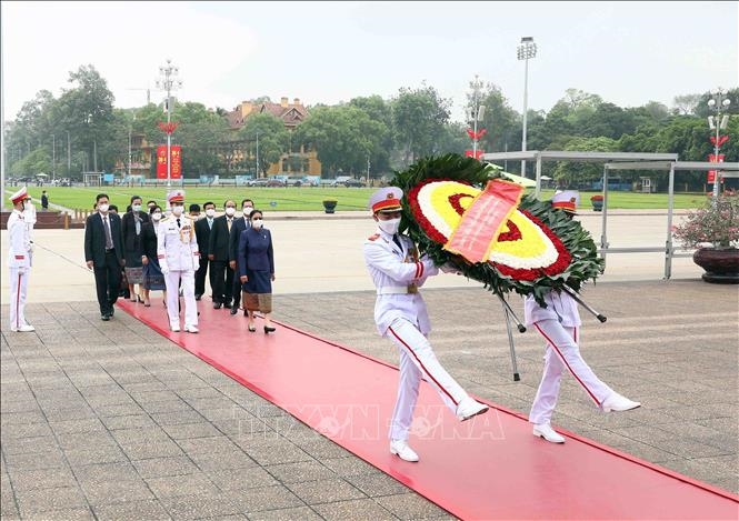 Phó Chủ tịch nước Cộng hòa Dân chủ Nhân dân Lào Pany Yathotou đặt vòng hoa và vào Lăng viếng Chủ tịch Hồ Chí Minh