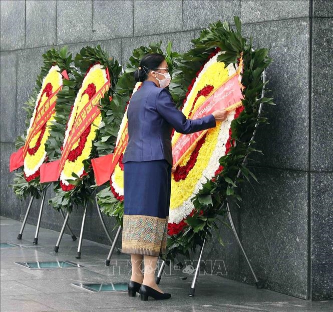 Phó Chủ tịch nước Cộng hòa Dân chủ Nhân dân Lào Pany Yathotou đặt vòng hoa và vào Lăng viếng Chủ tịch Hồ Chí Minh.