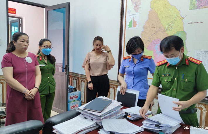 Cơ quan chức năng khám xét nơi làm việc của bị can Trần Thị Vân