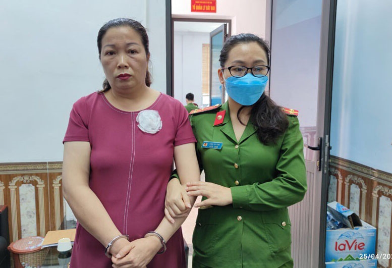 Cơ quan chức năng bắt giữ bị can Trần Thị Vân 