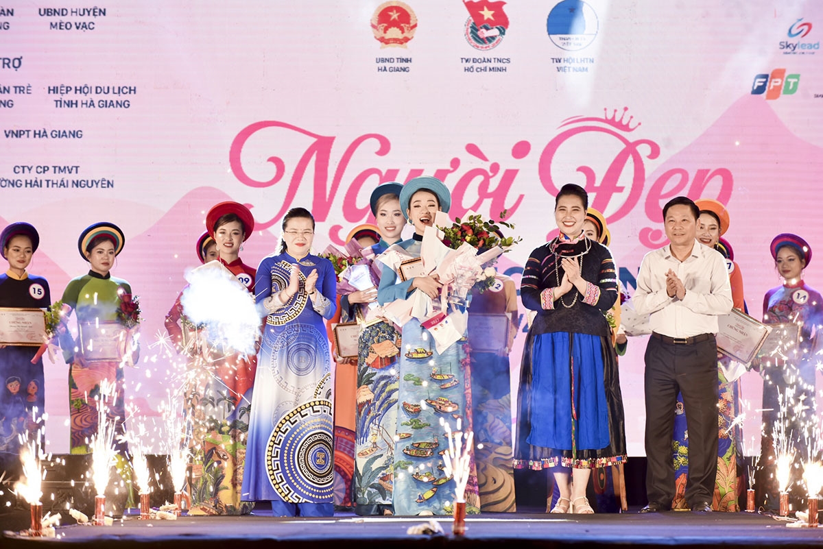 Giây phút đăng quang danh hiệu Hoa khôi “Người đẹp miền cao nguyên đá” năm 2022 của thí sinh Tạ Thùy Trang