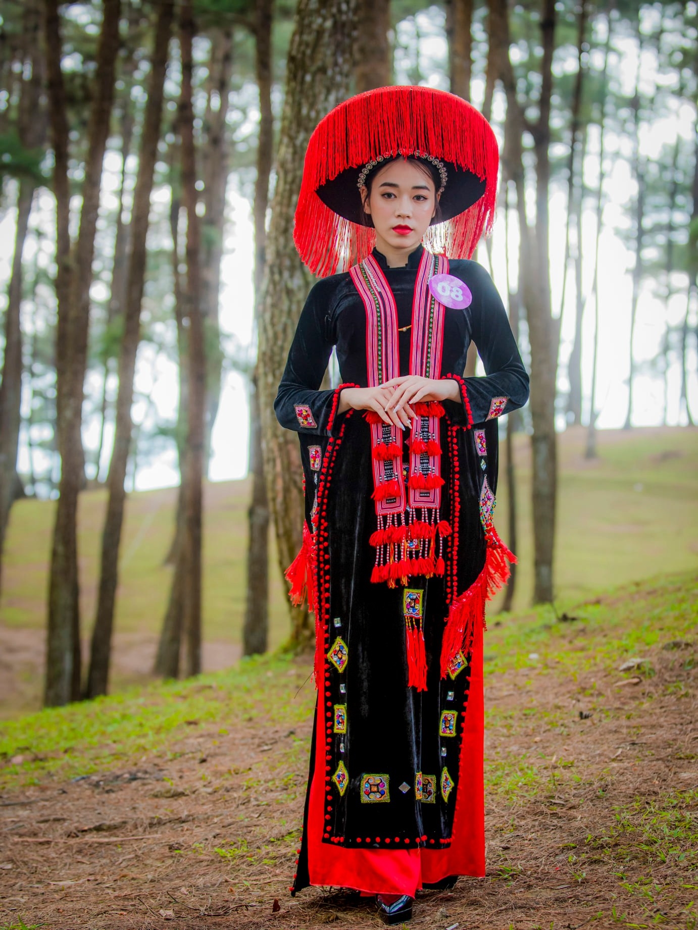 Hoa khôi “Người đẹp miền Cao nguyên đá” Tạ Thùy Trang tỏa sáng trong bộ trang phục dân tộc