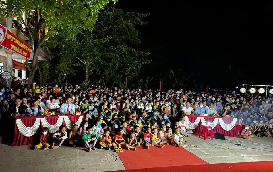 Đông đảo đồng bào Kinh, Bru Vân Kiều và Pa Cô sinh sống ở Đa Krông tham gia đêm diễn văn nghệ 