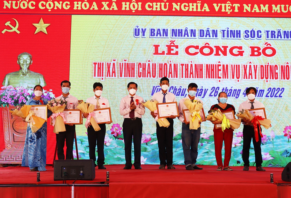 Ông Trần Văn Lâu - Chủ tịch UBND tỉnh Sóc Trăng tặng Bằng khen cho các tập thể, cá nhân có nhiều đóng góp trong xây dựng NTM